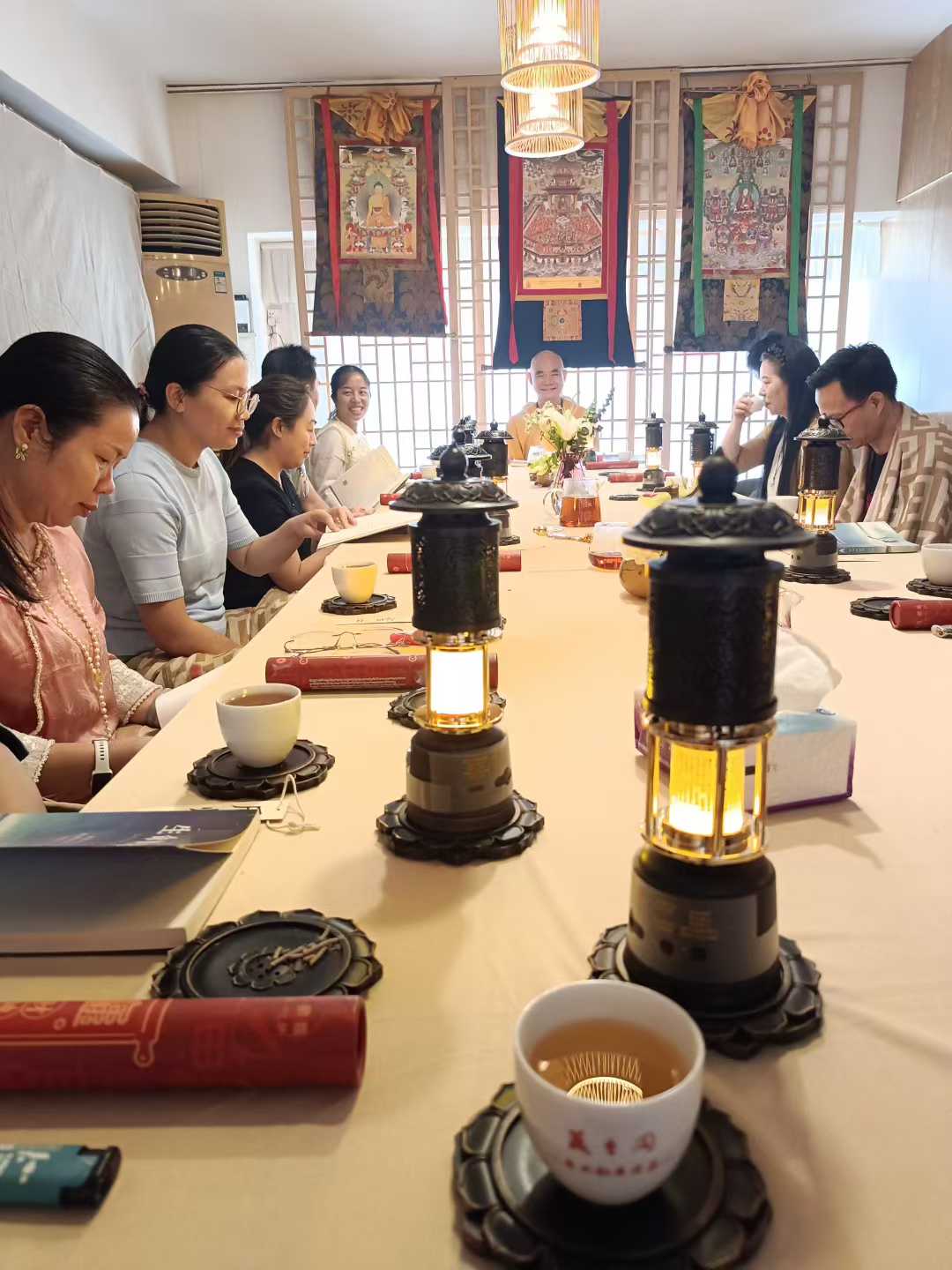 The Sacred Light Artistic Awakening Lighthouse Aroma Lamp features integrated functions of a speaker, aromatherapy, and ambient lighting.