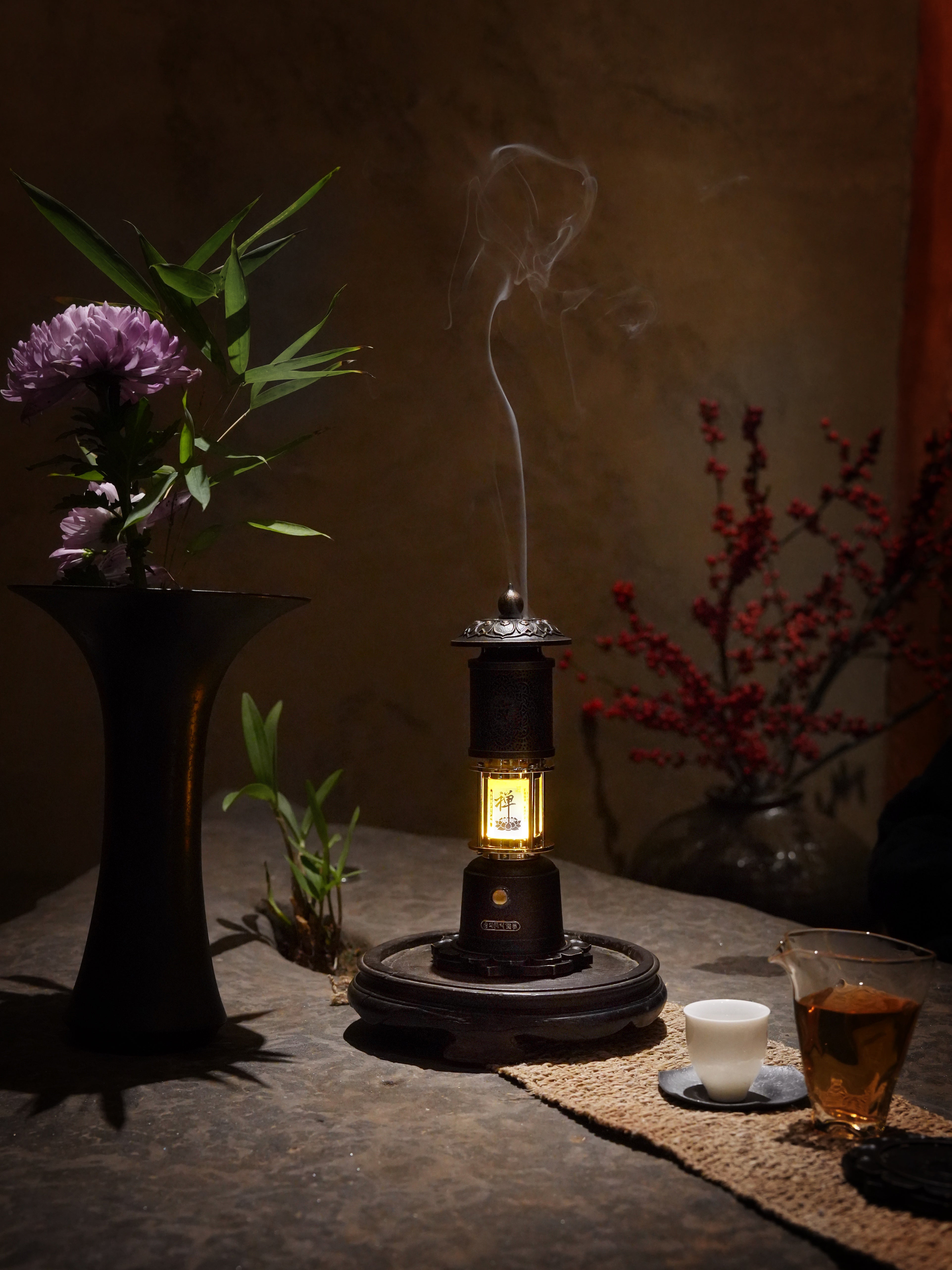The Sacred Light Artistic Awakening Lighthouse Aroma Lamp features integrated functions of a speaker, aromatherapy, and ambient lighting.